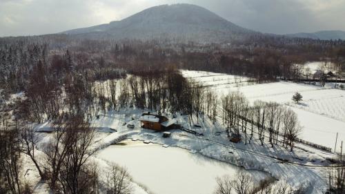 Криївка у ставка žiemą