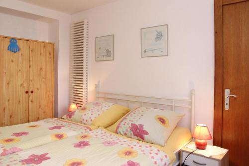 ein Schlafzimmer mit einem Bett und zwei Lampen auf einem Tisch in der Unterkunft Ferienwohnung Marianne in Olsberg