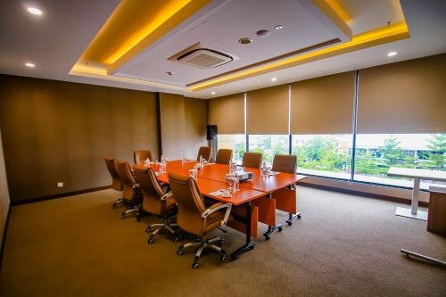 a conference room with a long table and chairs at Asialink Hotel Batam by Prasanthi in Nagoya