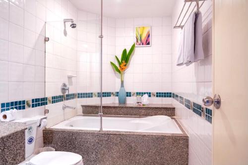 Ένα μπάνιο στο C & N Hotel - SHA Extra Plus