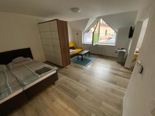 una camera con letto e un soggiorno di Apartman Discoveryou a Rájec-Jestřebí