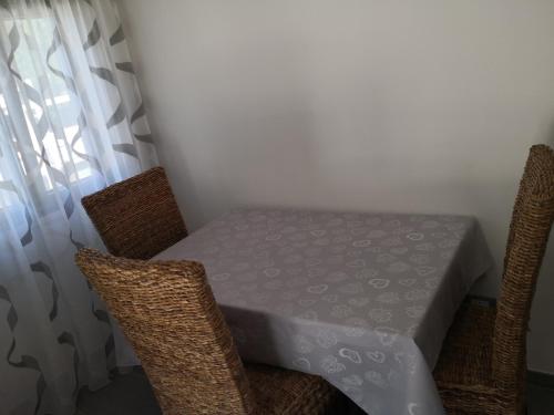 ein Tisch und Stühle mit einem lila Tischtuch drauf in der Unterkunft House Pierclaudio e Domitilla in Monte San Biagio