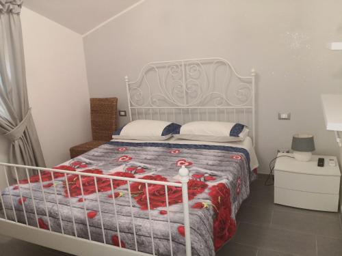 Schlafzimmer mit einem Bett mit einem Kopfteil aus Metall in der Unterkunft House Pierclaudio e Domitilla in Monte San Biagio