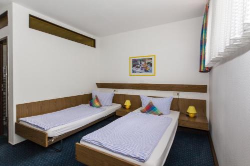a room with two beds in a room at Gasthof Bathmann in Loxstedt