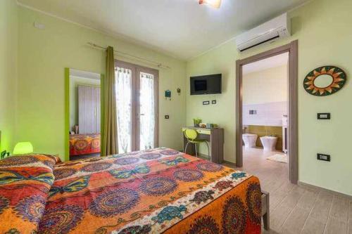 ドームス・デ・マリーアにあるLarcobaleno di Chiaのベッドルーム(大型ベッド1台付)、バスルームが備わります。