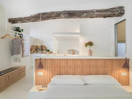 A bed or beds in a room at Dreamers Sea View
