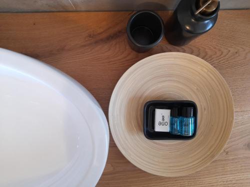 uma mesa com um prato com um relógio em B&B Camera e Caffè em Osimo