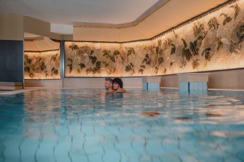 Ein Mann ist im Schwimmbad. in der Unterkunft Garten-Hotel Ochensberger in Sankt Ruprecht an der Raab