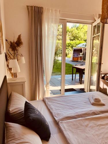 GartenLoft mit Outdoor Whirlpool und Gartenにあるベッド