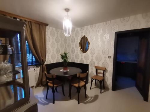 uma sala de jantar com mesa e cadeiras em Villa kerangoues gîte 3 étoiles em Sélestat
