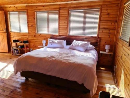 Ένα ή περισσότερα κρεβάτια σε δωμάτιο στο Hoogeland's Wood Cabins