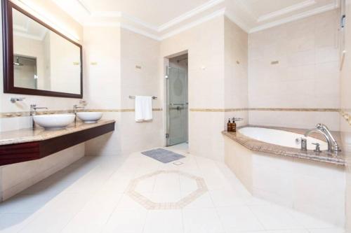 Villa Quinta on Palm Jumeirah - 5 BR + kids room tesisinde bir banyo