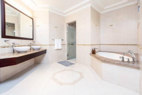 Gallery image of Villa Quinta on Palm Jumeirah - 5 BR + kids room in Dubai