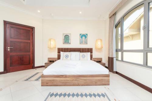 Tempat tidur dalam kamar di Villa Quinta on Palm Jumeirah - 5 BR + kids room