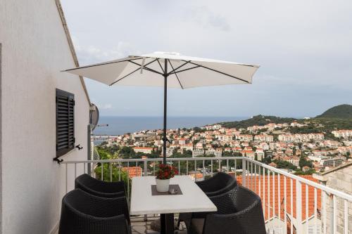 - Balcón con mesa y sombrilla en Guest House Kono en Dubrovnik