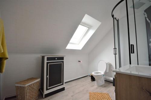 La salle de bains est pourvue de toilettes et d'une lucarne. dans l'établissement Un p'tit nid au Paradis, au Crotoy