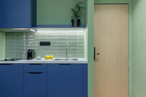Kuchyň nebo kuchyňský kout v ubytování Acro Urban Suites