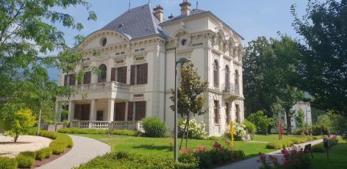 アルベールヴィルにあるDomitys Le Parc de Jadeの大白い家