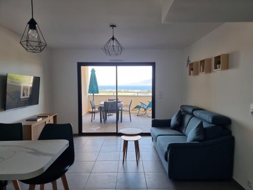 un salon avec un canapé et une table dans l'établissement LoCorse - Superbe appartement T2 avec une belle vue mer, à Grosseto-Prugna