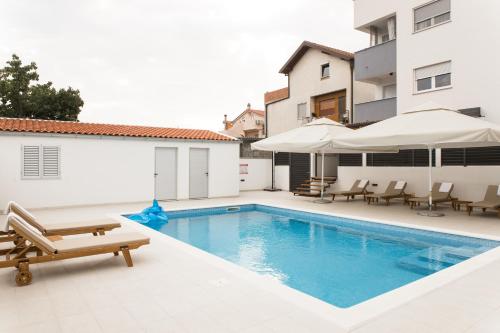 Bazén v ubytování Apartment Zara - luxury apartment with private pool nebo v jeho okolí
