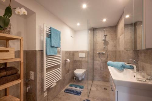 A bathroom at Haus Lindeneck - Erika Schwentner