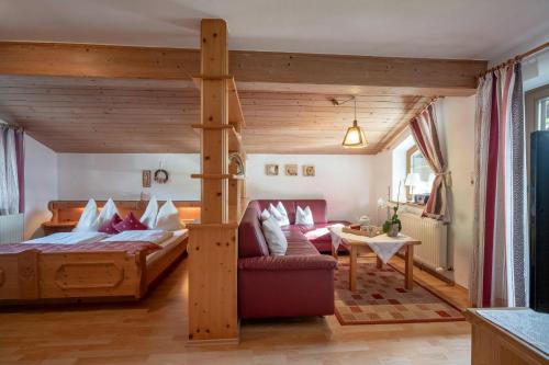 A bed or beds in a room at Haus Lindeneck - Erika Schwentner