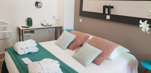 Ein Bett oder Betten in einem Zimmer der Unterkunft Domitys Le Parc de Jade