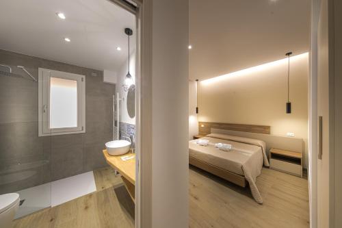 CORESI rooms في تشفالو: حمام مع سرير ومغسلة في الغرفة