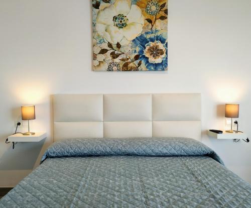 ネルハにあるTorresol 402のベッドルーム1室(壁に絵画が描かれたベッド1台付)