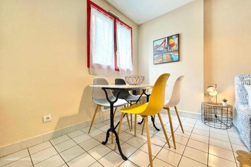une salle à manger avec une table et des chaises jaunes dans l'établissement #C1 Le Félix, à Grenoble