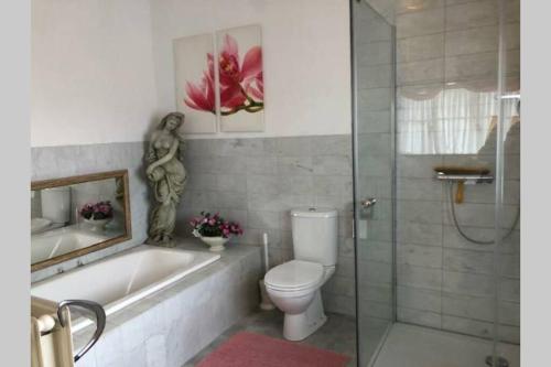 A bathroom at Vrijstaande rietgedekte villa nabij uitvalswegen