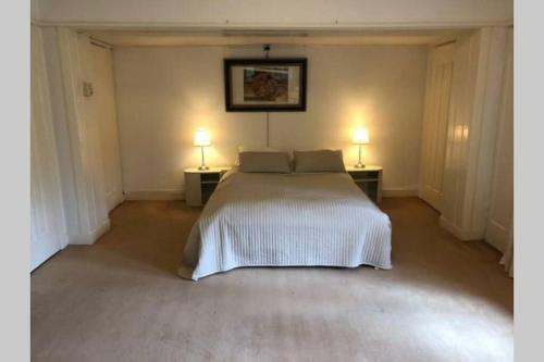 A bed or beds in a room at Vrijstaande rietgedekte villa nabij uitvalswegen