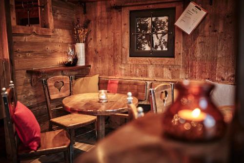 a restaurant with a table and chairs in a room at B&B Berglift direkt an der Talstation in Bad Hofgastein