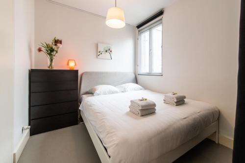a bedroom with a bed with two towels on it at Tweede Laurierdwarsstraat Apartment in Amsterdam