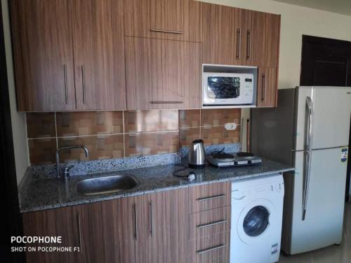 A kitchen or kitchenette at بورتو السخنه الكاربيان العاب مائيه - عائلات فقط