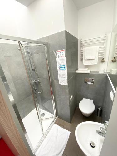 Un baño con ducha, inodoro y lavabo. en Hostel Promenada, en Rzeszów