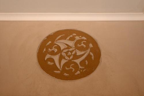 a brown painting with a white design on a wall at Maison Druyard huis met 5 slaapkamers in Durbuy