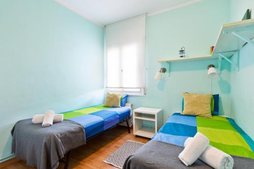 1 dormitorio con 2 camas y ventana en Stay U-nique Apartments Salva II, en Barcelona
