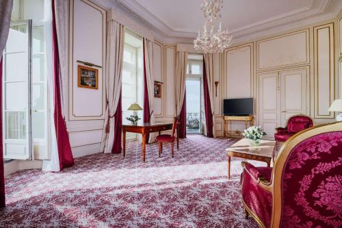 un soggiorno con divano e tavolo di Hôtel du Palais Biarritz, in The Unbound Collection by Hyatt a Biarritz