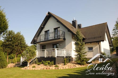 duży biały dom z balkonem w obiekcie Dom Oleńka- Kaszuby, weekend, wakacje, sauna, jacuzzi, jezioro w mieście Garcz