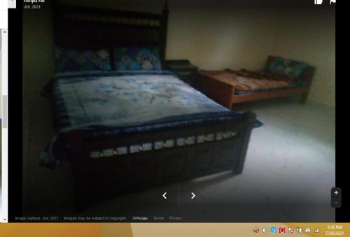 een slaapkamer met een groot bed en een tafel bij Hill View Hotel & Cottage in Nārān