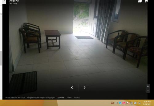 een kamer met stoelen en een tafel en stoelen bij Hill View Hotel & Cottage in Nārān