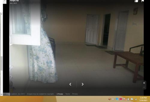 een foto van een kamer met een gordijn en een raam bij Hill View Hotel & Cottage in Nārān