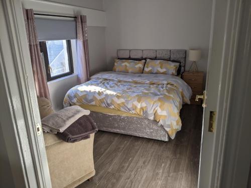 - une chambre avec un lit et une fenêtre dans l'établissement Granda Pat's Loft, à Crossmaglen