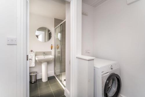 Un baño con lavadora y lavabo. en 3 The Townhouse, en Keswick