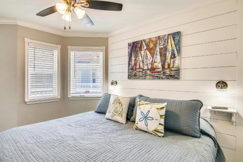 sypialnia z łóżkiem, wentylatorem sufitowym i oknami w obiekcie Seascape 2317 Condo w mieście Galveston