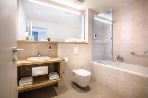 y baño con aseo, lavabo y ducha. en Hotel Ičići - Liburnia en Opatija