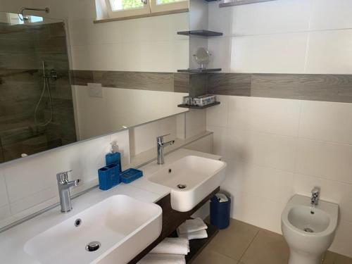 een badkamer met een wastafel en een toilet bij Hotel Lido in Follonica