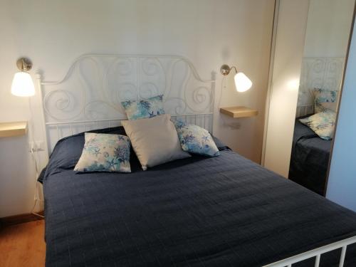a bedroom with a large bed with two pillows at Appartamentino in villa a 2 passi dal mare in Fontane Bianche