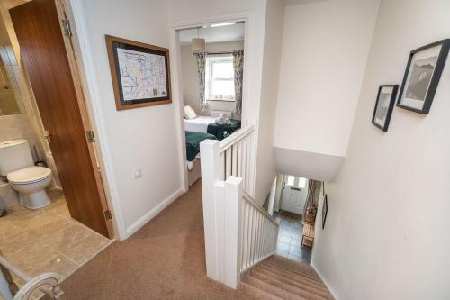 einen Flur mit einer Treppe, die zu einem Schlafzimmer führt in der Unterkunft Quaver Cottage in Keswick